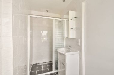 Pürüzsüz ve işlevsel bir modern banyo, banyo, minimalist eşyalar ve temiz bir estetik. Küçük alanlar için ideal.