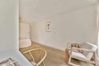Minimalist dekorun yer aldığı parlak ve havadar modern bir oda, yumuşak bir renk paleti ve sükuneti artıran basit mobilya düzenlemeleri sergiliyor..