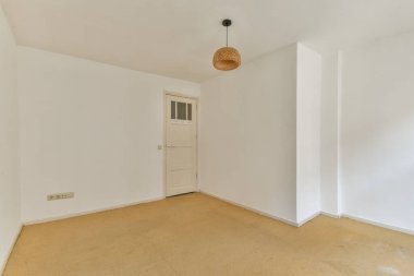 Temiz, minimalist bir iç mekan. Tarafsız tonlar, basit bir aydınlatma armatürü ve geniş ve dağınık bir ortam sağlayan bir kapı..