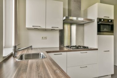 Bu şık mutfak, minimalist tasarımı, temiz çizgileri ve zarif kabinesi olan çağdaş bir tasarıma sahip. Fonksiyonel aşçılık ve tarz için ideal.