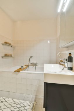 Zarif bir küvet, modern lavabo ve sakin bir ortam için minimalist dekor içeren modern bir banyo..