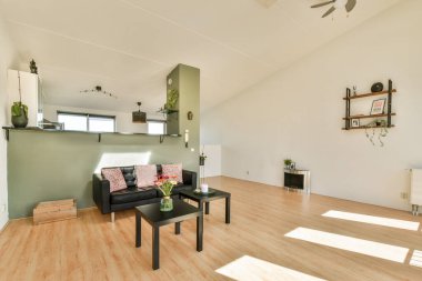 Doğal ışık, çağdaş mobilyalar ve açık alanı geliştiren sakinleştirici renk paleti içeren minimalist bir tasarıma sahip parlak ve geniş bir iç mekan..