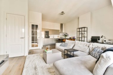 Hafif renk paleti, şık mobilyalar ve hoş bir atmosfer oluşturan zarif dekorların yer aldığı rahat modern yaşam alanı..