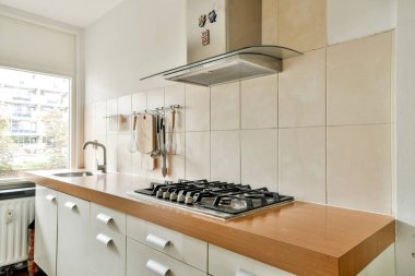 Minimalist bir tasarımı, modern aletleri ve camdan içeri bol miktarda doğal ışığı olan gösterişli bir mutfak. Çağdaş yaşam için mükemmel.