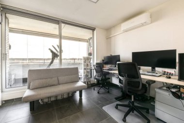 Geniş pencereli, rahat koltuklu ve modern teknoloji ekipmanlı, üretkenlik ve yaratıcılık için mükemmel tasarlanmış bir ofis..