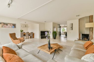 Geniş ve şık oturma odası, modern mobilyalar, zarif bir dekor, ve sıcak bir atmosfer, rahatlama ve sosyal toplantılar için mükemmel..