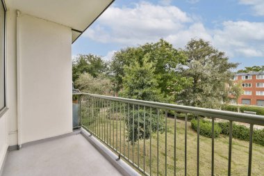 Bereketli ağaçlar ve manikürlü bahçelerle dolu canlı bir manzaraya bakan geniş bir balkon. Sakin bir açık alan rahatlamaya davet ediyor..