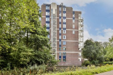 Eşsiz mimari tasarımlara sahip, yemyeşil çevre ve bol bitki örtüsüyle sorunsuz bir şekilde bütünleşmiş çağdaş bir konut yapısı..