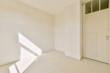 Beyaz duvarları ve zemini olan, doğal güneş ışığıyla aydınlanan, havadar bir his için gölgeler bırakan minimalist bir iç mekan..