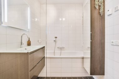 Mermer duvarlı bir banyonun lüks iç tasarımı.