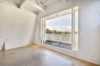 Evin balkonuna açılan açık kapılar.