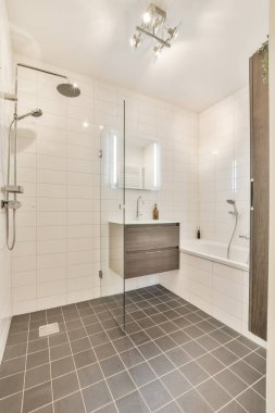 Mermer duvarlı bir banyonun lüks iç tasarımı.