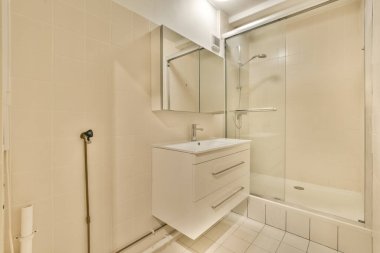 Mermer duvarlı bir banyonun lüks iç tasarımı.