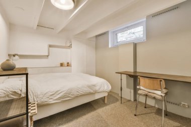 Güzel bir yatak odası, yeni lüks bir ev, biraz dekorlu.