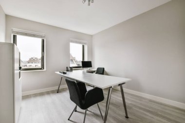 Lüks tasarlanmış rahat bir ofis odası.