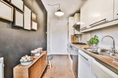 Konforlu tasarlanmış modern mutfak iç mimarisi tüm cihazlarla