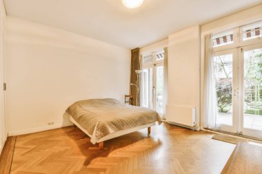 Güzel bir yatak odası, yeni lüks bir ev, biraz dekorlu.