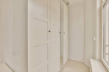 Boş oda, tavanlı daire, parke zemin ve beyaz duvarlar.