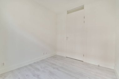 Mobilyasız, geniş bir odanın içinde.