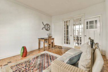 Güzel salon iç ahşap zemin ile