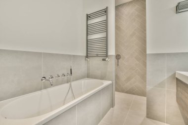 Mermer duvarlı bir banyonun lüks iç tasarımı.