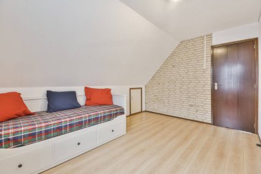 Yeni tadilatı olan modern bir ev.