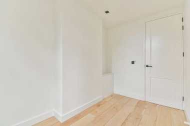 Mobilyasız, geniş bir odanın içinde.