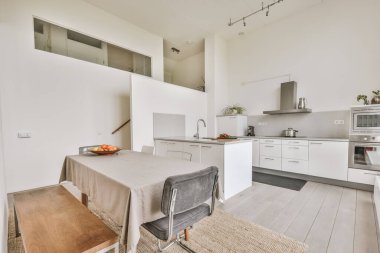 Yeni lüks bir evde mutfak, ahşap döşemeler, karanlık dolaplar.