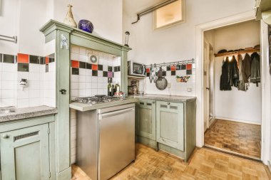 Yeni lüks bir evde mutfak, ahşap döşemeler, karanlık dolaplar.