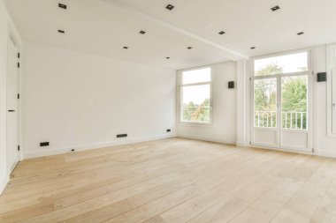 Mobilyasız, geniş bir odanın içinde.