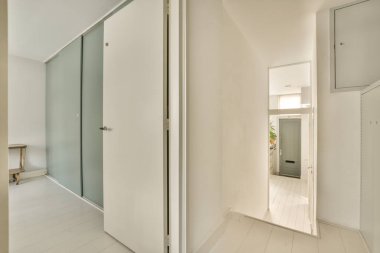 Minimalist tarzda dizayn edilmiş uzun ve boş bir koridor