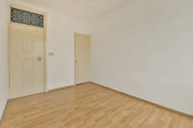 Mobilyasız, geniş bir odanın içinde.