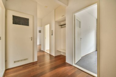 Açık kapıları ve giysi rafı olan bir Carridor 'un içinde.