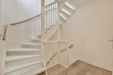 Zarif bir evde özel tasarım lüks merdivenler.