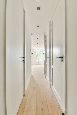 Minimalist tarzda dizayn edilmiş uzun ve boş bir koridor