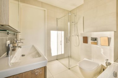 Mermer duvarlı bir banyonun lüks iç tasarımı.