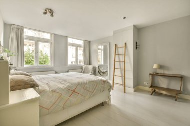 Güzel bir yatak odası, yeni lüks bir ev, biraz dekorlu.