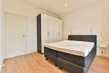 Modern Hause 'da çağdaş yatak odasının şık iç tasarımı