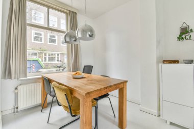 Modern şehir apartmanında yemek odası.