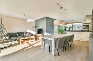 Modern şehir apartmanında yemek odası.