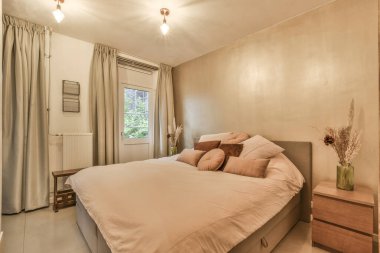 Güzel bir yatak odası, yeni lüks bir ev, biraz dekorlu.