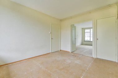 Ahşap zemini olan eski tarz boş bir oda.