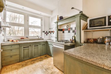 Yeni lüks bir evde mutfak, ahşap döşemeler, karanlık dolaplar.