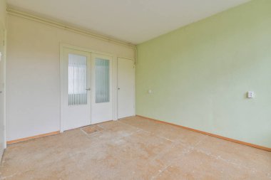 Ahşap zemini olan eski tarz boş bir oda.