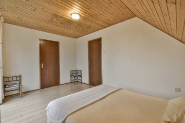 Güzel bir yatak odası, yeni lüks bir ev, biraz dekorlu.