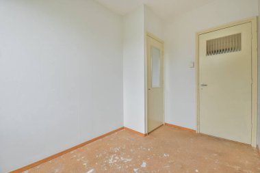 Tamire ihtiyacı olan beyaz kapılı boş bir oda.