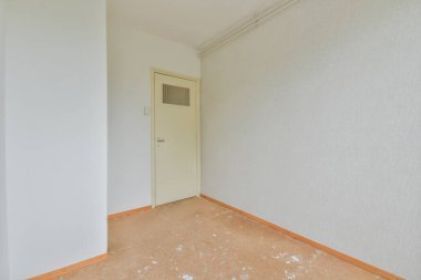 Tamire ihtiyacı olan beyaz kapılı boş bir oda.