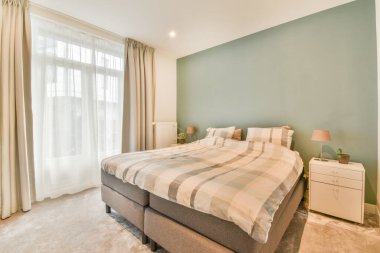 Güzel bir yatak odası, yeni lüks bir ev, biraz dekorlu.