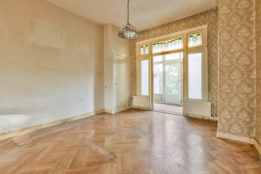 Duvar kağıtlarının yarısı boş odaya giriş kapısı.