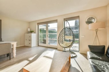 Güzel salon iç ahşap zemin ile